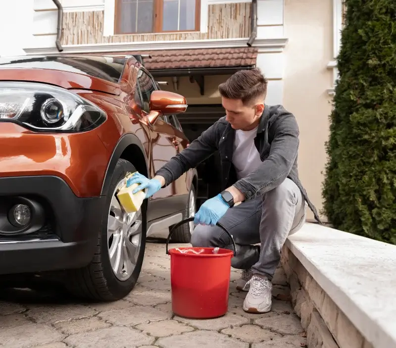 Lavage auto à domicile Villemandeur : professionnel intervenant sur un véhicule